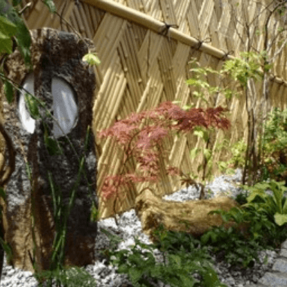竹垣（タカショー エバーバンブーセット）で仕切る現代和風な庭園